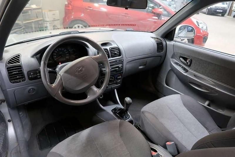 Begagnad Hyundai Accent 105 HK (77 kW) 2003 Silver Halvkombi