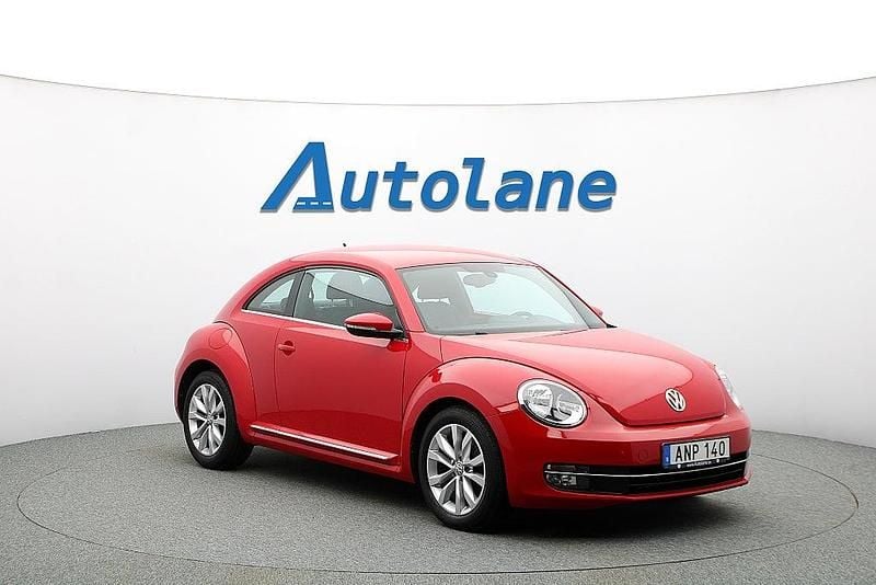Röd Begagnad 2014 VW Beetle Halvkombi | 99 900 kr (Marknadspris) - Bild 1/3