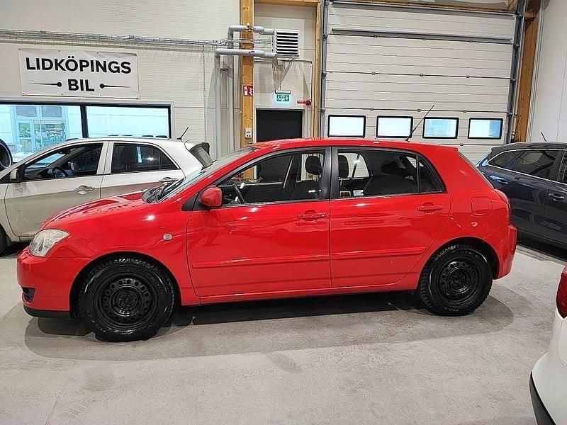 Röd Begagnad 2004 Toyota Corolla Halvkombi | 34 900 kr (Marknadspris) - Bild 1/4