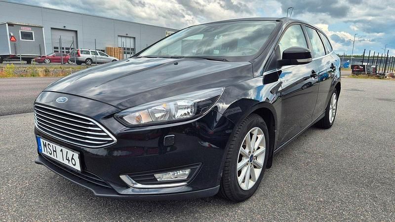 Svart Begagnad 2015 Ford Focus Titanium Kombi | 69 900 kr (Marknadspris) - Bild 1/4