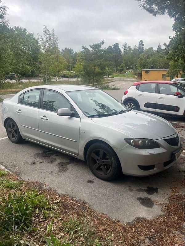 Grå Begagnad 2004 Mazda 3 Sedan | 15 000 kr (Marknadspris) - Bild 1/4