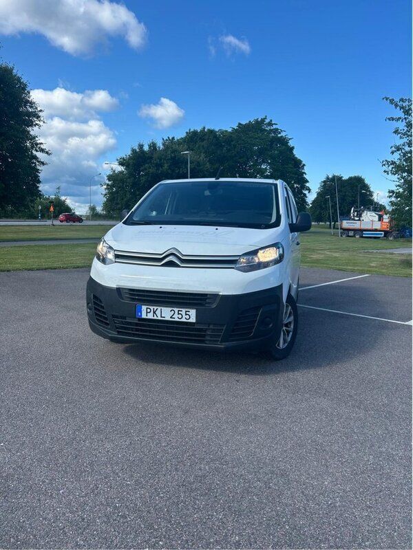 Vit Begagnad 2017 Citroën Jumpy Minibuss | 120 000 kr (Bra pris) - Bild 1/4