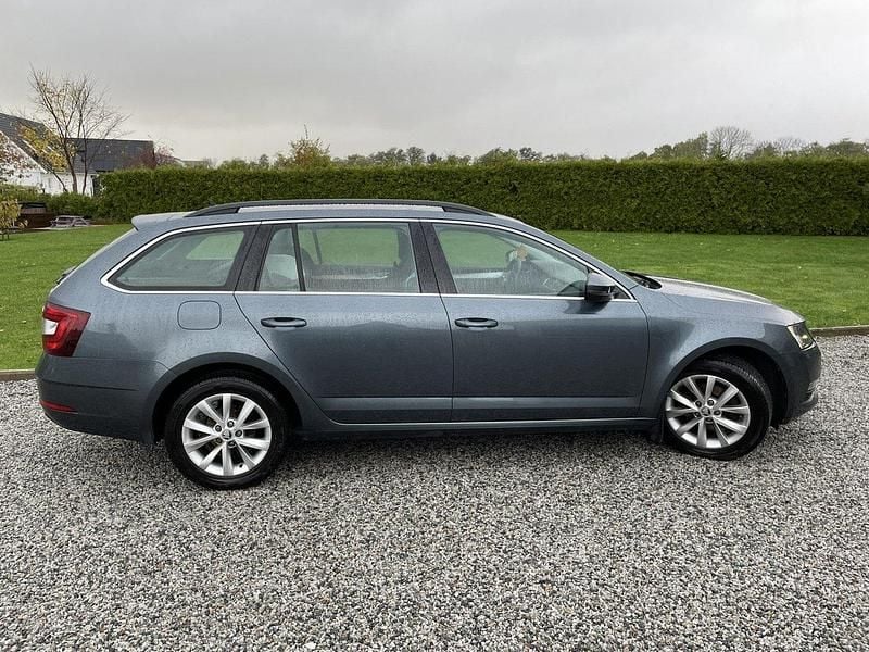 Grå Begagnad 2018 Skoda Octavia Ambition Kombi | 119 500 kr (Marknadspris) - Bild 1/4