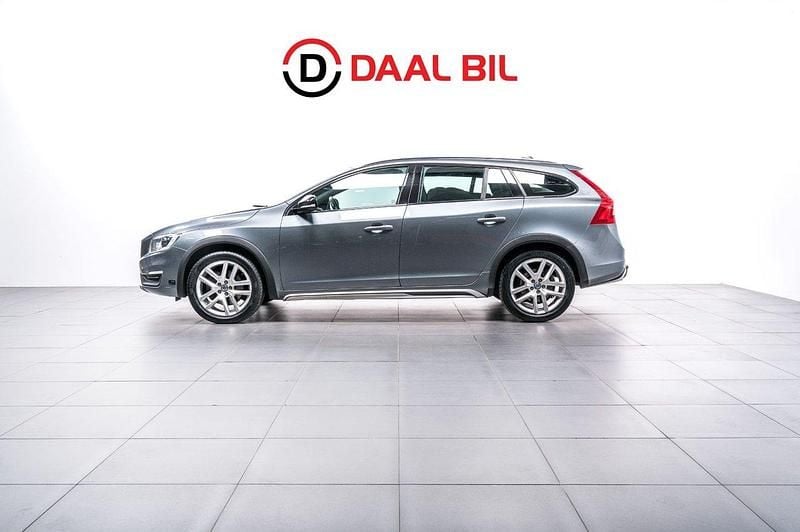 Grå Begagnad 2016 Volvo V60 CC Summum Kombi | 124 700 kr (Lite dyr) - Bild 1/4