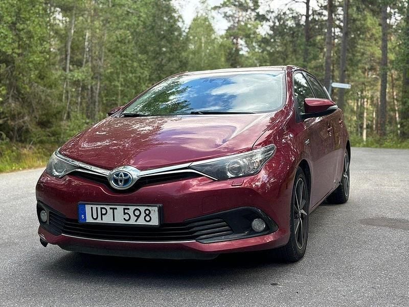Röd Begagnad 2017 Toyota Auris Hybrid Comfort Halvkombi | 129 900 kr (Marknadspris) - Bild 1/4