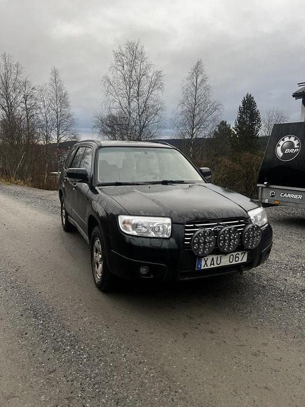 Svart Begagnad 2006 Subaru Forester SUV | 15 000 kr (Marknadspris) - Bild 1/4