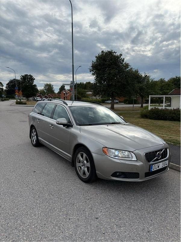 Brun Begagnad 2010 Volvo V70 Momentum Kombi | 59 000 kr (Bra pris) - Bild 1/4