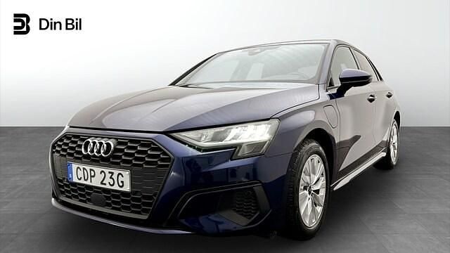 Navarrablå metallic Begagnad 2023 Audi A3 Sportback e-tron Proline Halvkombi | 329 000 kr (Marknadspris) - Bild 1/4