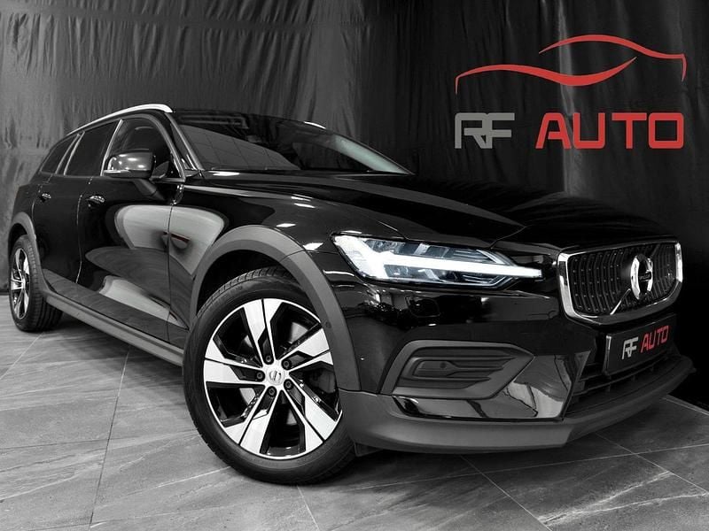 Svart Begagnad 2019 Volvo V60 CC Kombi | 274 900 kr (Marknadspris) - Bild 1/4