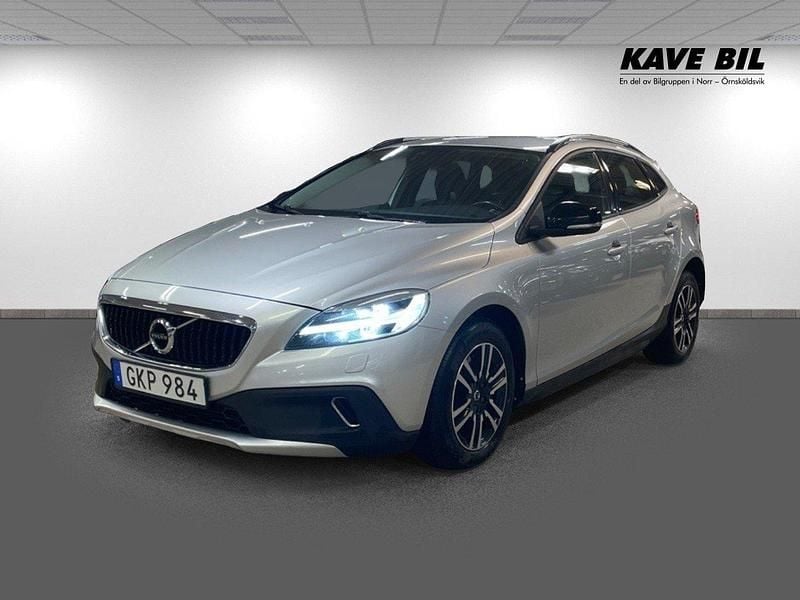 Silver Begagnad 2017 Volvo V40 CC Momentum Kombi | 179 900 kr (Marknadspris) - Bild 1/4