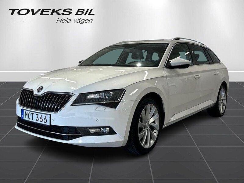 Vit Begagnad 2017 Skoda Superb Business Line Kombi | 209 900 kr (Superpris) - Bild 1/4