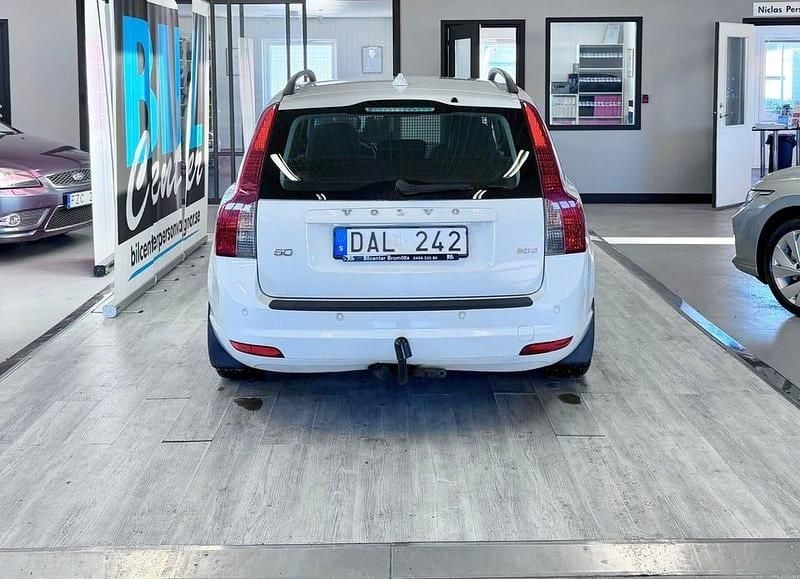 Begagnad Volvo V50 Momentum 136 HK (100 kW) 2009 Vit Kombi