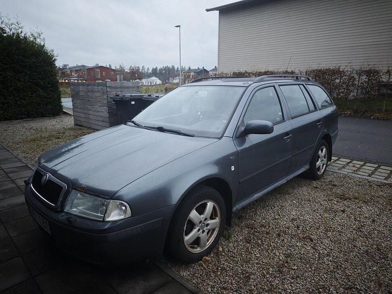 Grå Begagnad 2004 Skoda Octavia Dynamic Kombi | 15 900 kr (Bra pris) - Bild 1/4