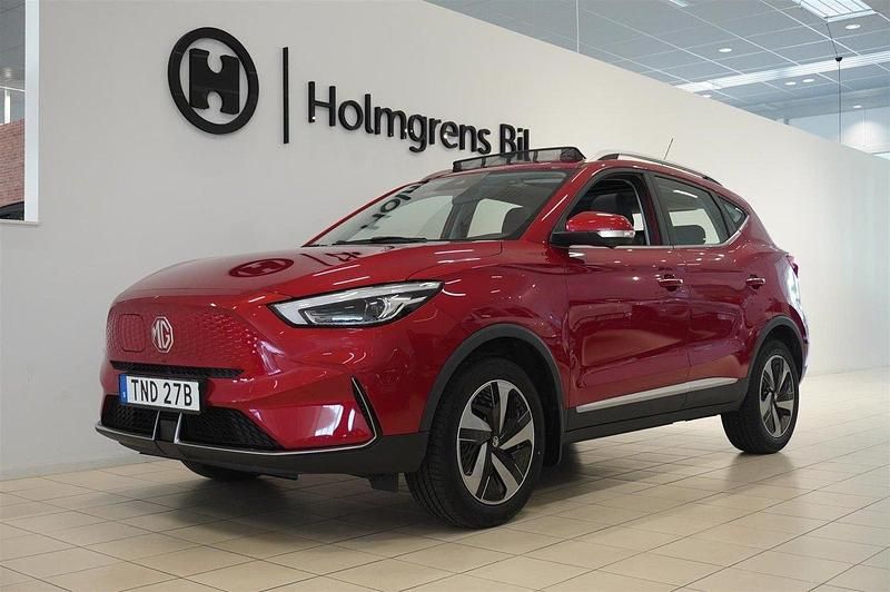 Röd (diamond red) Begagnad 2022 MG ZS Luxury Sedan | 229 900 kr (Superpris) - Bild 1/4