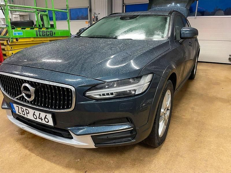 Mörkblå (denimblå metallic) Begagnad 2018 Volvo V90 CC Business Edition Kombi | 255 000 kr (Marknadspris) - Bild 1/2
