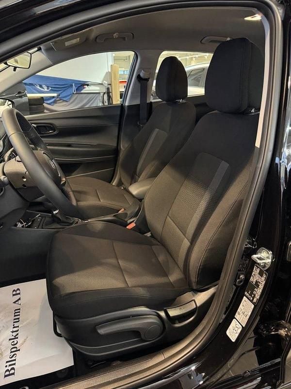 Ny Hyundai i20 Essential 84 HK (61 kW) 2025 Svart Halvkombi