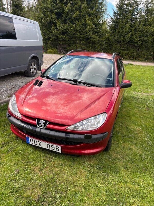 Röd Begagnad 2004 Peugeot 206 Kombi | 19 000 kr (Marknadspris) - Bild 1/4