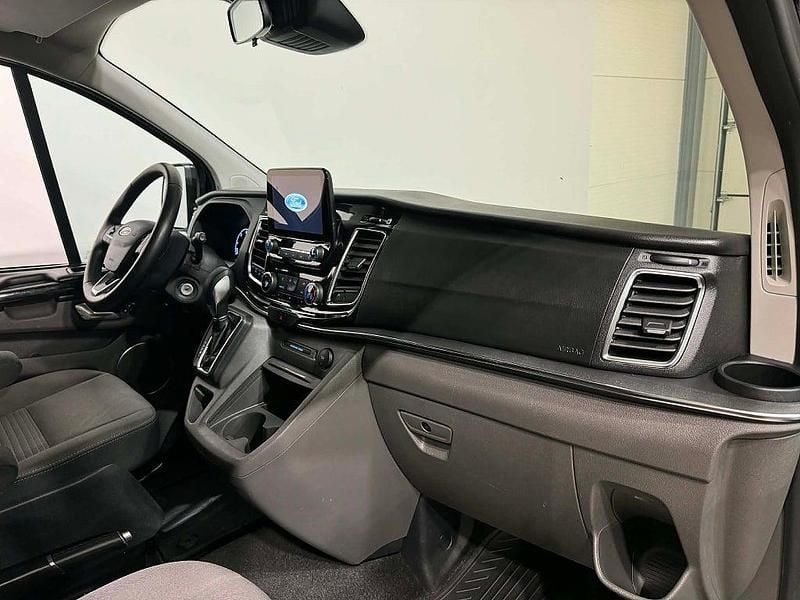 Begagnad Ford Tourneo 170 HK (125 kW) 2023 Svart Minibuss