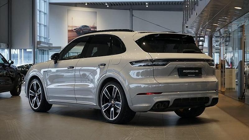 Begagnad Porsche Cayenne Platinum Edition 340 HK (250 kW) 2022 Ljusgrå SUV