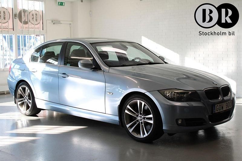 Ljusblå (blå) Begagnad 2009 BMW 330 M Sport Sedan | 129 900 kr (Marknadspris) - Bild 1/4