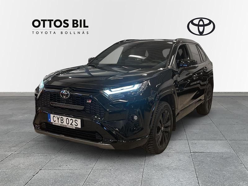 Svart Begagnad 2024 Toyota RAV4 Hybrid Sport SUV | 539 000 kr - Bild 1/3