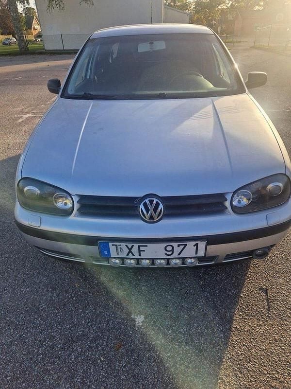 Silver Begagnad 2003 VW Golf IV Halvkombi | 23 500 kr (Bra pris) - Bild 1/4