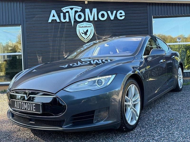 Grå Begagnad 2015 Tesla Model S Sedan | 269 900 kr (Dyr) - Bild 1/4