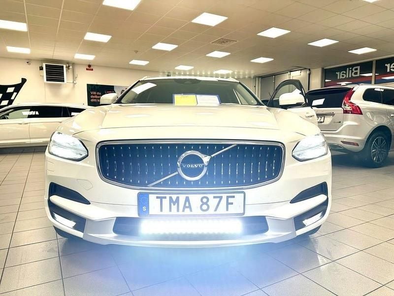 Begagnad Volvo V90 CC Momentum 190 HK (139 kW) 2019 Vit Kombi