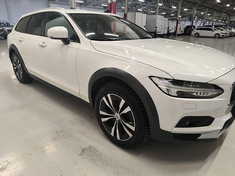 Begagnad Volvo V90 CC Momentum 197 HK (144 kW) 2021 Vit Kombi