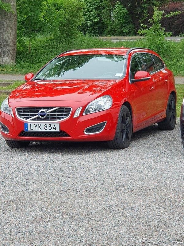 Röd Begagnad 2012 Volvo V60 Momentum Kombi | 87 000 kr (Marknadspris) - Bild 1/4