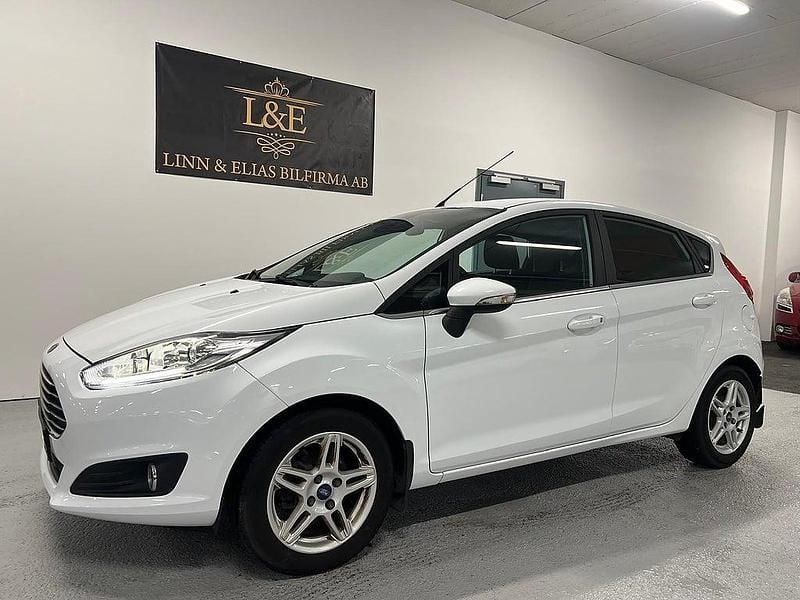 Vit Begagnad 2014 Ford Fiesta Titanium Halvkombi | 74 900 kr (Marknadspris) - Bild 1/4