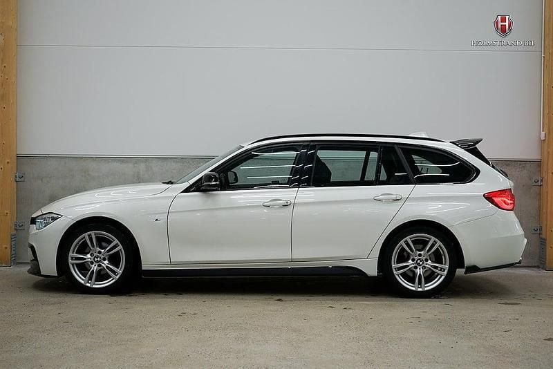 Vit Begagnad 2018 BMW 320 M Sport Kombi | 219 800 kr (Marknadspris) - Bild 1/4