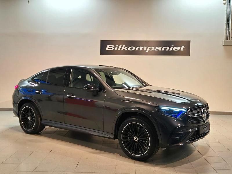 Grå Ny 2026 Mercedes GLC300e Sportkupé | 918 550 kr (Lite dyr) - Bild 1/4