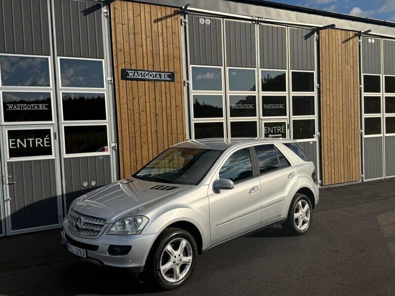 Silver Begagnad 2005 Mercedes ML350 SUV | 97 500 kr (Dyr) - Bild 1/4