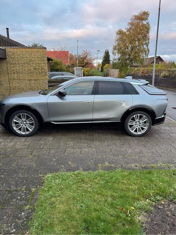 Grå Begagnad 2024 Cadillac LYRIQ SUV | 750 000 kr - Bild 1/4