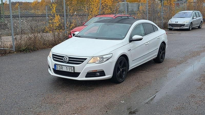 Vit Begagnad 2011 VW CC Sedan | 59 900 kr (Superpris) - Bild 1/4