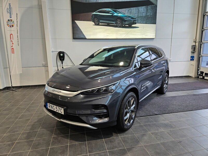 Grå (grey) Begagnad 2024 BYD Tang SUV | 699 900 kr (Marknadspris) - Bild 1/4