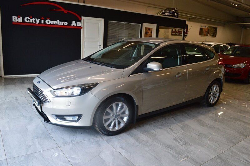Grå Begagnad 2015 Ford Focus Halvkombi | 84 900 kr (Marknadspris) - Bild 1/4