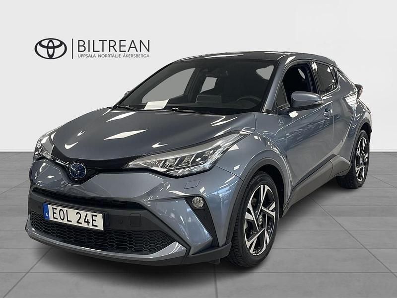 Grå Begagnad 2022 Toyota C-HR+ Edition SUV | 264 000 kr (Marknadspris) - Bild 1/3