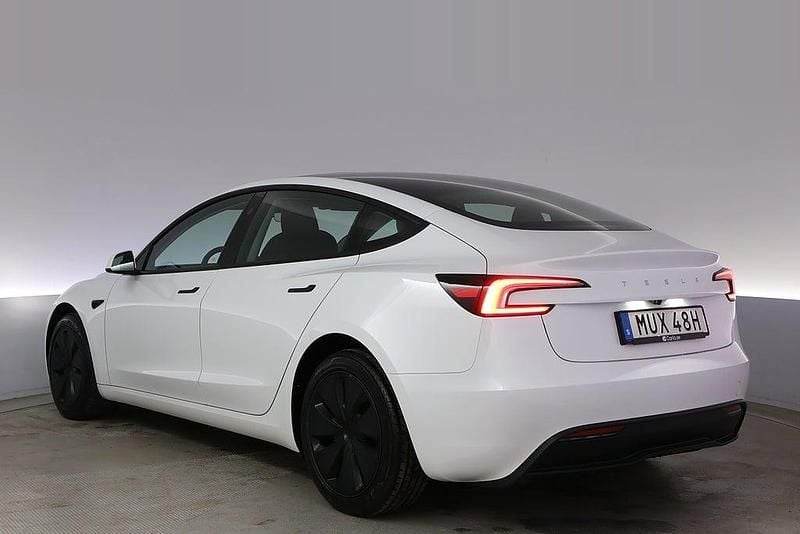 Begagnad Tesla Model 3 Long Range RWD 235 kW (320 HK) 2024 Vit Sedan