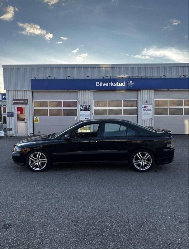 Svart Begagnad 2001 Volvo S60 Sedan | 39 000 kr (Marknadspris) - Bild 1/4