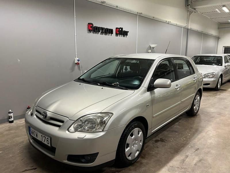 Silver Begagnad 2005 Toyota Corolla Halvkombi | 38 500 kr (Marknadspris) - Bild 1/4