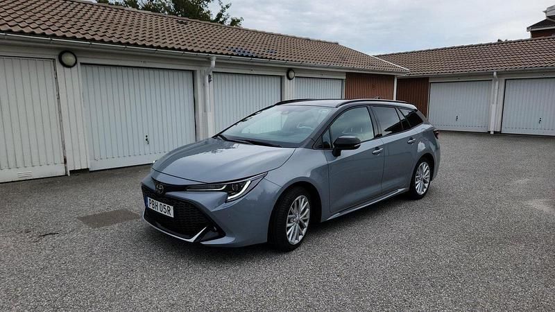 Grå Begagnad 2022 Toyota Corolla Sport Kombi | 305 000 kr (Lite dyr) - Bild 1/4