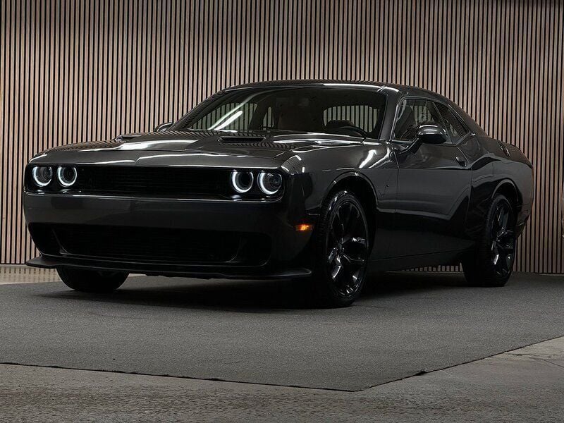Grå Begagnad 2020 Dodge Challenger Sportkupé | 279 000 kr (Marknadspris) - Bild 1/4