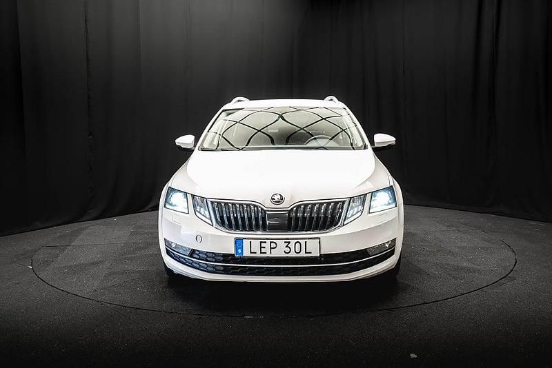 Begagnad Skoda Octavia Style 116 HK (85 kW) 2019 Vit Kombi