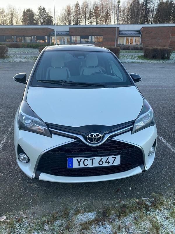 Begagnad 2016 Toyota Yaris Halvkombi | 99 000 kr (Bra pris) - Bild 1/4