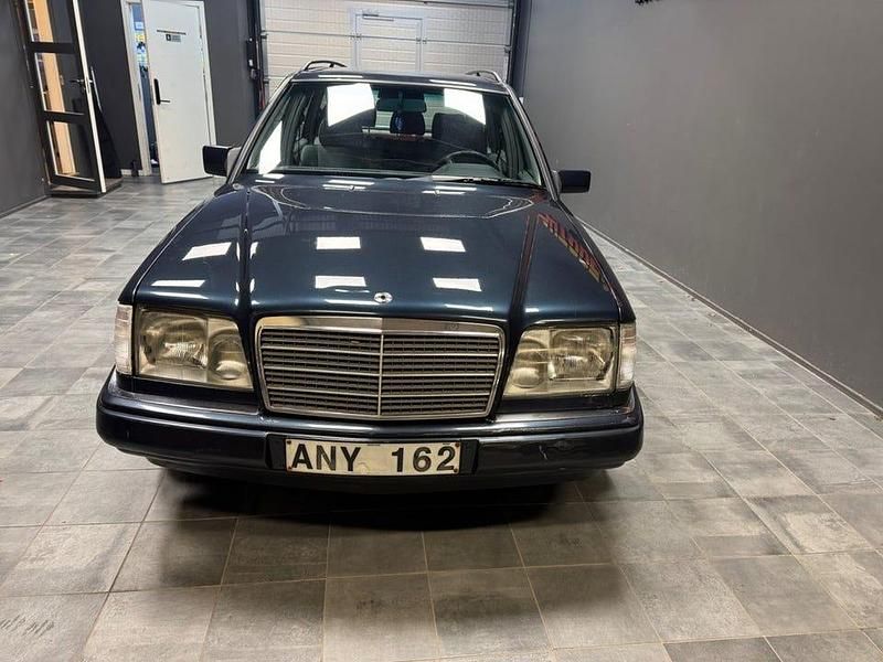 Begagnad Mercedes E200 136 HK (100 kW) 1996 Svart Kombi