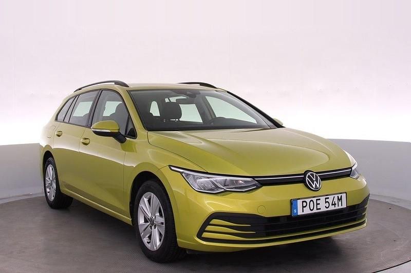 Gul (lime yellow metallic) Begagnad 2022 VW Golf VIII Life Kombi | 259 000 kr (Marknadspris) - Bild 1/4