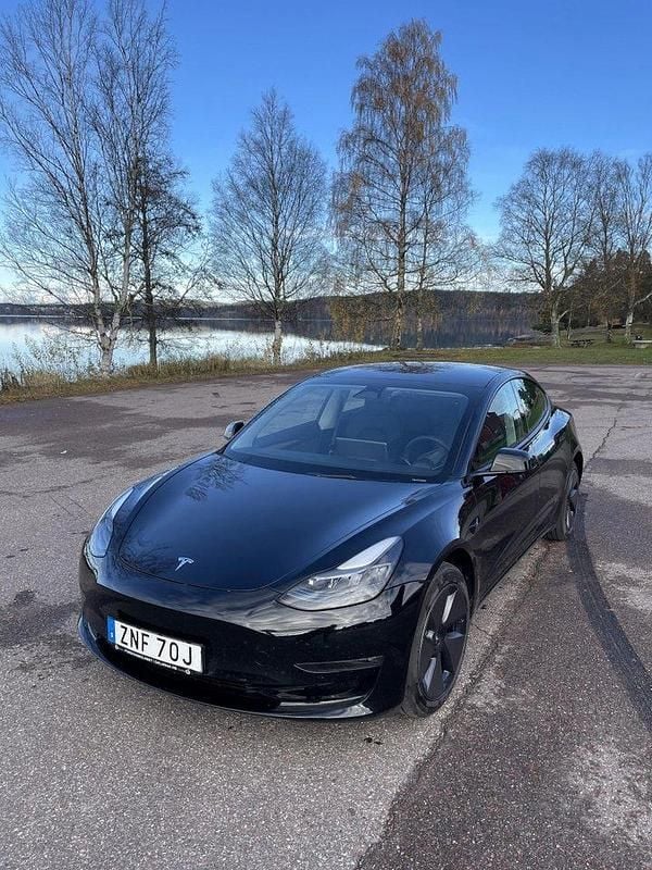 Svart Begagnad 2023 Tesla Model 3 Sedan | 395 000 kr (Lite dyr) - Bild 1/4