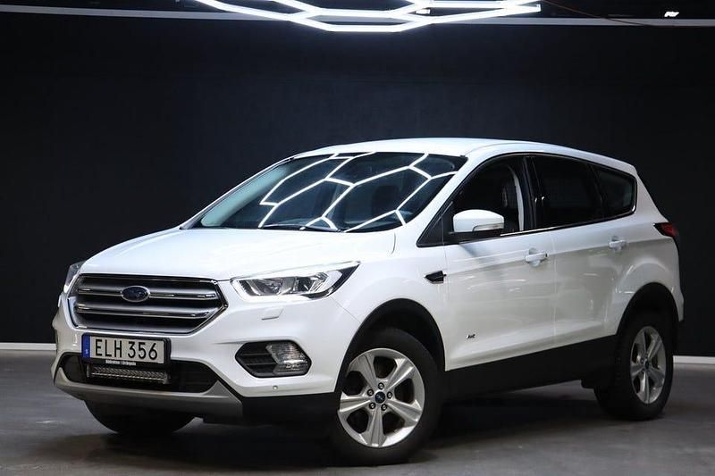 Vit Begagnad 2018 Ford Kuga Titanium SUV | 179 900 kr (Lite dyr) - Bild 1/4